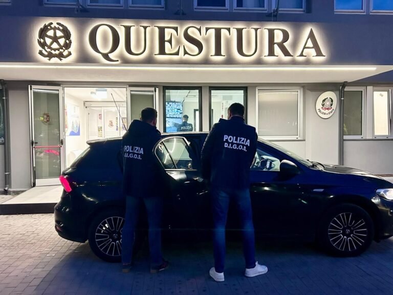 Catania, la Polizia ha arrestato due ultras che nel corso della gara con l’Ascoli avevano lanciato bombe carta sul terreno di gioco; denunciati altri due tifosi trovati in possesso di fumogeni