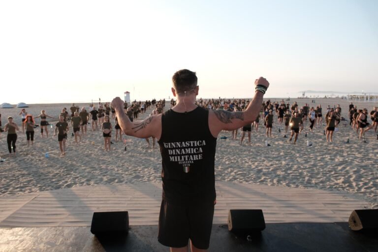 Riminiwellness, centinaia di persone all’alba sulla spiaggia con GDMI