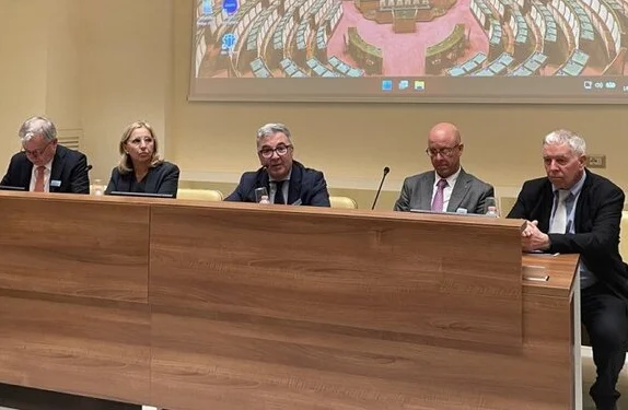 Intelligenza artificiale e informazione, Alessandra Costante, segretaria generale della Federazione nazionale della stampa (Fnsi): “Un rapporto complesso e impari”