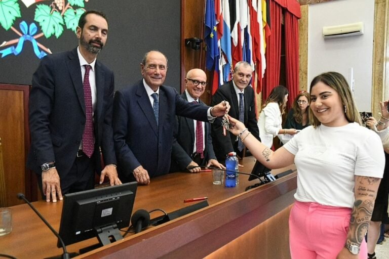 Risanamento Messina, Schifani consegna le chiavi dei nuovi alloggi a 14 famiglie delle baracche: «Segno di vicinanza delle istituzioni ai cittadini ancora in stato di emergenza»