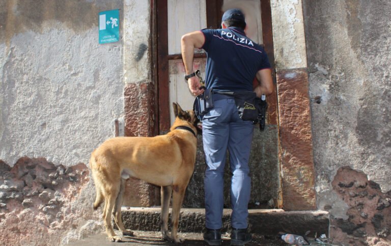 Catania, 18enne sorpreso con droga e bomba carta: arrestato dalla Polizia