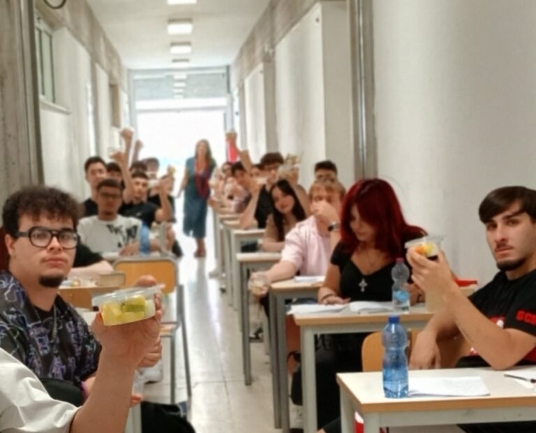 Catania, esami di maturità: il Maas porta la frutta tra i banchi di scuola e promuove il benessere tra i giovani