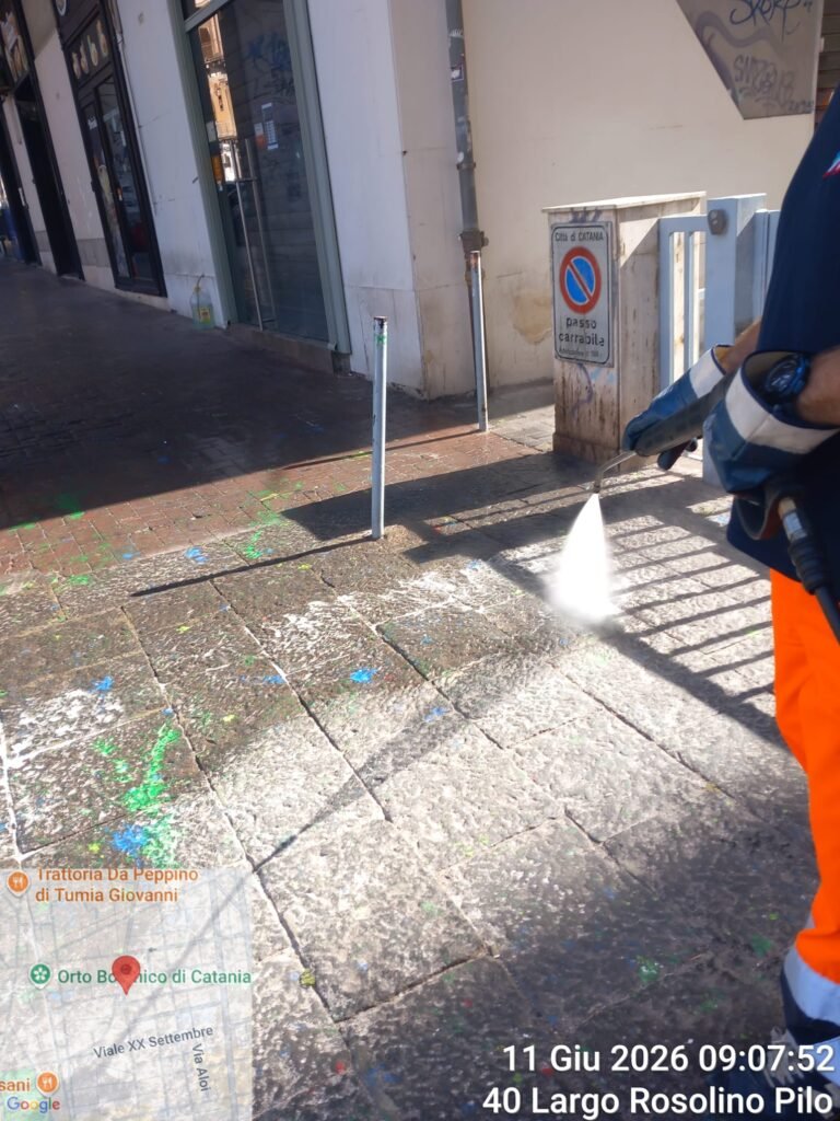 Catania, largo Rosolino Pilo: via alla bonifica dopo il gesto vandalico di alcuni studenti