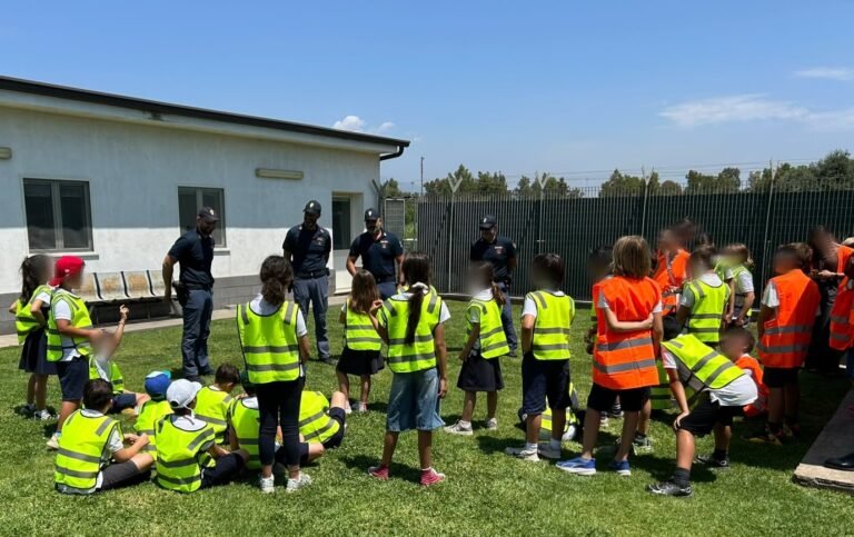 Catania, studenti alla scoperta della sicurezza aeroportuale assieme alla Polizia di Stato