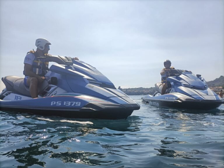 Catania, la Polizia incontra i ragazzi del campus estivo della “4SPA” con le “Volanti del mare”