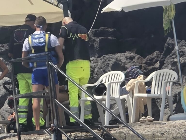 Acireale, la Polizia trae in salvo una turista che, sul materassino, era stata trasportata dalla corrente da Capomulini alla zona Timpa
