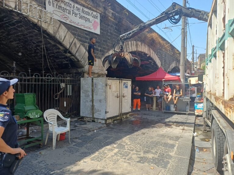 Catania, lotta all’abusivismo: rimosse due strutture in via Dusmet all’ingresso della Pescheria