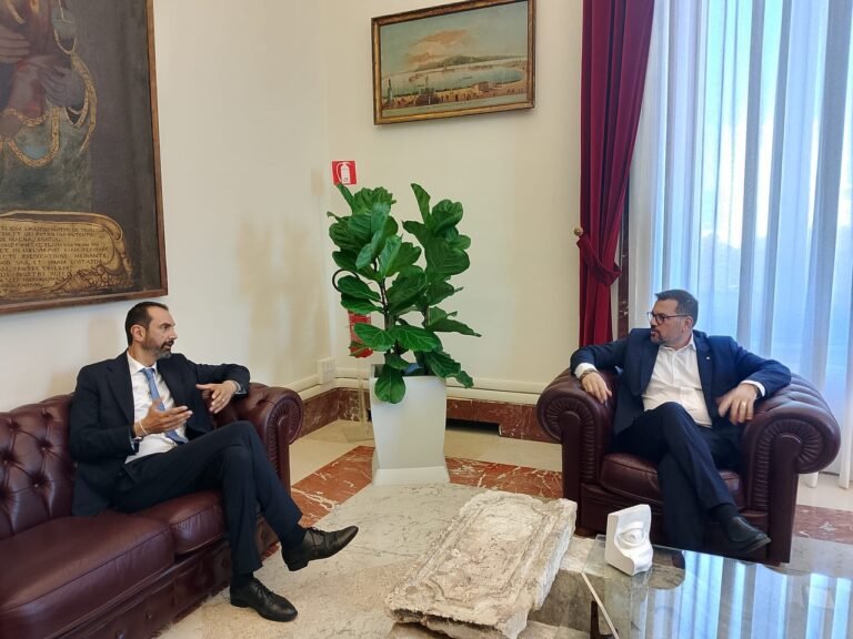 Messina, incontro istituzionale tra il sindaco, Federico Basile, ed il segretario generale, Antonino Alibrandi. «Impegno reciproco a lavorare per la città e il territorio» 