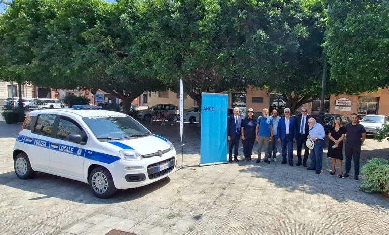 Santa Venerina, Ance e Cosedil donano una nuova auto alla Polizia locale
