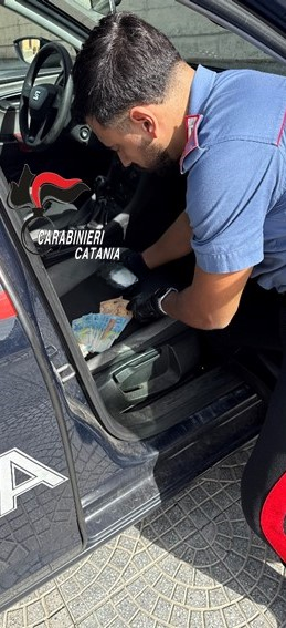 Catania, San Giovanni Galermo: 53enne scappa al controllo con droga e ricetrasmittente ma viene arrestato dai Carabinieri