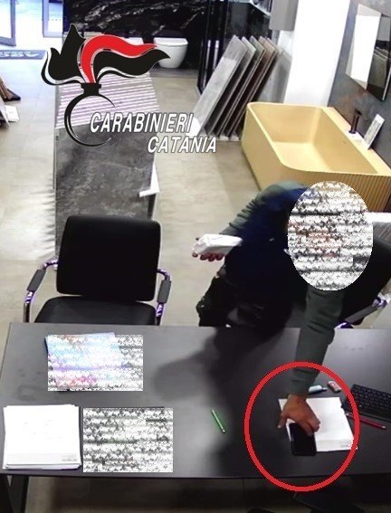 Catania, ruba il cellulare ad un impiegato: denunciato dai Carabinieri