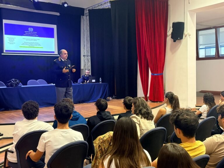 Catania, contrasto allo spaccio della droga: nuovo incontro formativo della Polizia all’istituto “Principe Umberto di Savoia”