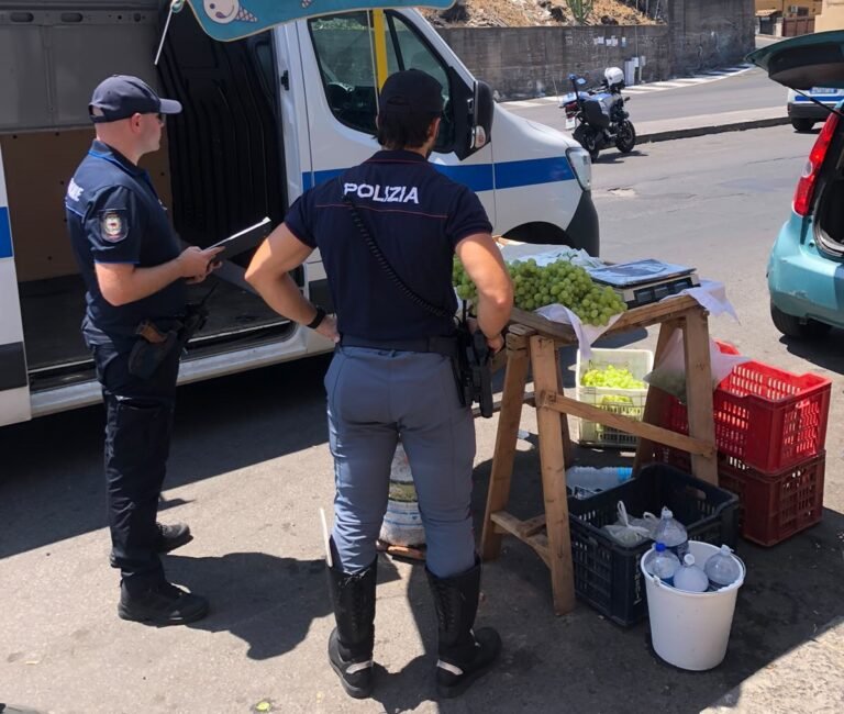 Catania, controllo della Polizia a Cibali: sanzioni per 10mila euro e 80 chilogrammi di frutta sequestrati