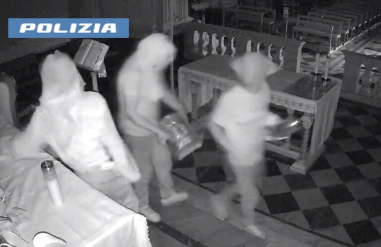 Catania, rubano attrezzi di lavoro e oggetti sacri in una chiesa: arrestati in flagranza dalla Polizia