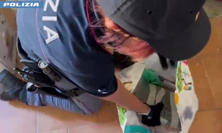 Catania, affitta un garage per “parcheggiare” la droga: nascondiglio scoperto dalla Polizia grazie al fiuto di Ares