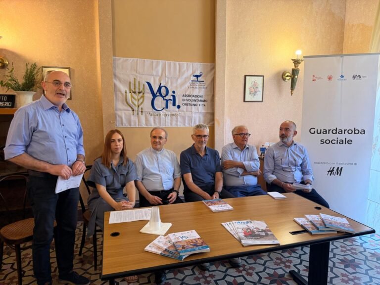 Ragusa, apre il nuovo “Guardaroba sociale” per donare abiti e restituire dignità a 120 famiglie fragili ogni mese, grazie alla collaborazione tra Progetto Arca, Caritas Ragusa, H&M Italia e Vo.Cri