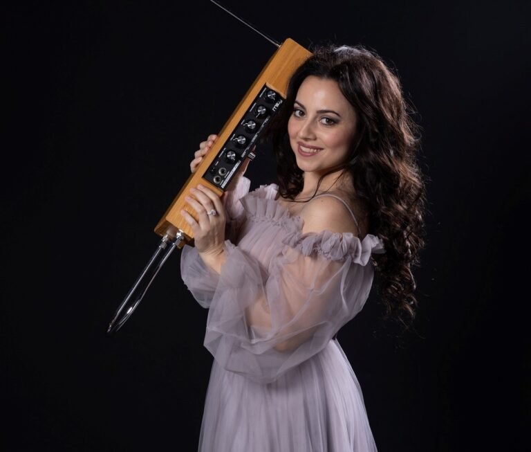Dal palco delle Paralimpiadi al Teatro Antico di Taormina, il “theremin” di Lina Gervasi incanta l’Alta sartoria “Dolce&Gabbana”