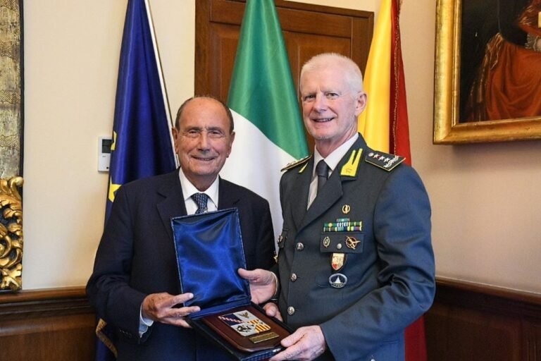 Palermo, il presidente della Regione, on. Renato Schifani, riceve a Palazzo d’Orléans il comandante interregionale della Guardia di Finanza