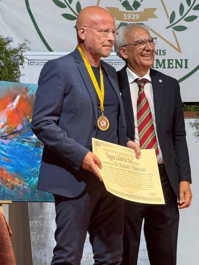 Il Questore di Crotone, Renato Panvino, già a capo della Dia di Catania, insignito del “Premio Nazionale città di Reggio Calabria”