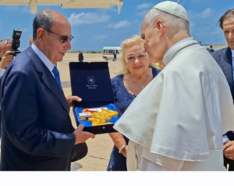 Papa Leone a Lampedusa: il presidente della Regione, Renato Schifani, ringrazia la Protezione civile e dona una triscele al Santo Padre: «Orgoglioso del senso di responsabilità di tutti»