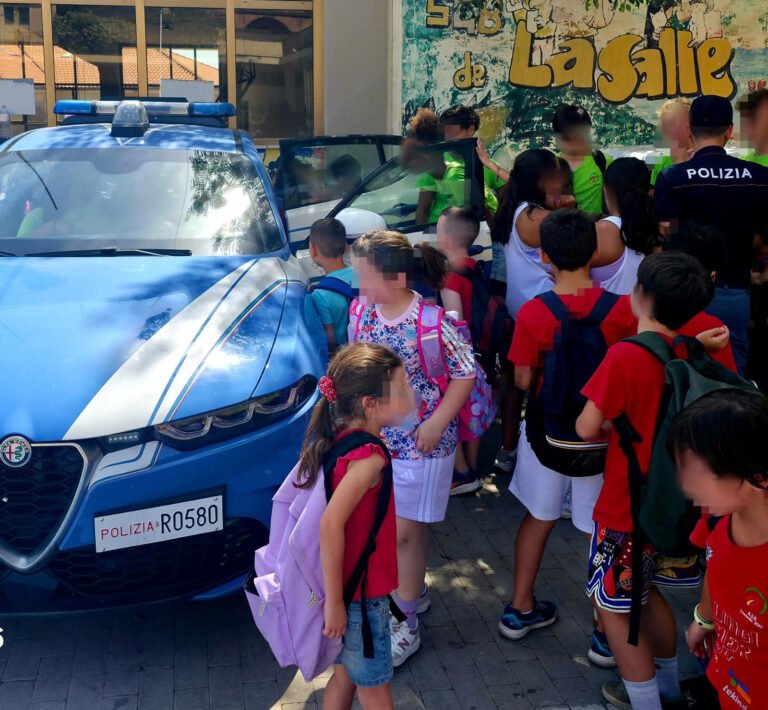 Acireale, legalità in divisa: la Polizia incontra i bambini dell’istituto “San Luigi