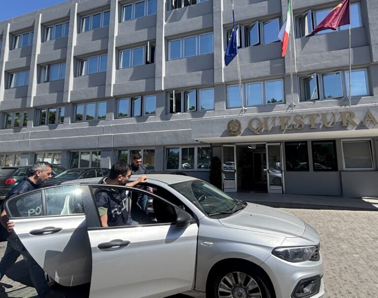 Catania, nascondeva l’eroina nelle scarpe: 62enne arrestato dalla Polizia