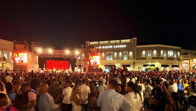 Agira, in migliaia per Samurai Jay all’Outlet Village; sabato 18 luglio sarà la volta di Fedez