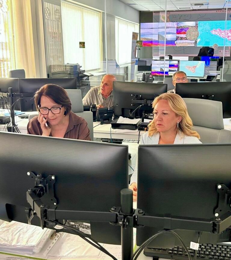 Incendi in Sicilia, l’assessore regionale Giusi Savarino in visita alla Sala operativa unificata: «Grazie agli operatori per l’infaticabile lavoro, i piromani avranno vita sempre più difficile»