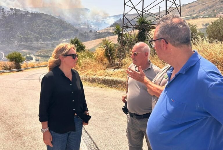 Incendi, l’assessore regionale Giusi Savarino sui luoghi dei roghi: «Grazie a chi sta fronteggiando le fiamme. Ogni ettaro che brucia è una ferita per la Sicilia»