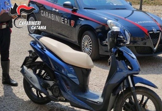 Catania, scappa con un casco rubato da una moto parcheggiata: 27enne denunciato dai Carabinieri