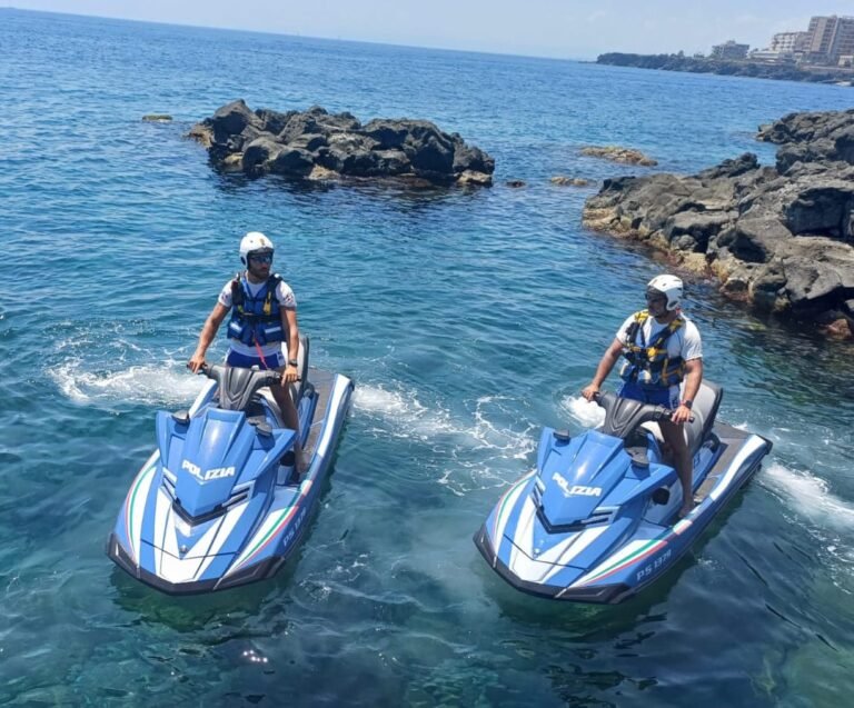 Catania, pattugliamento dalla Playa alla Scogliera da parte delle “volanti del mare” della Polizia: irregolarità in 4 lidi, sanzioni per 8.500 euro
