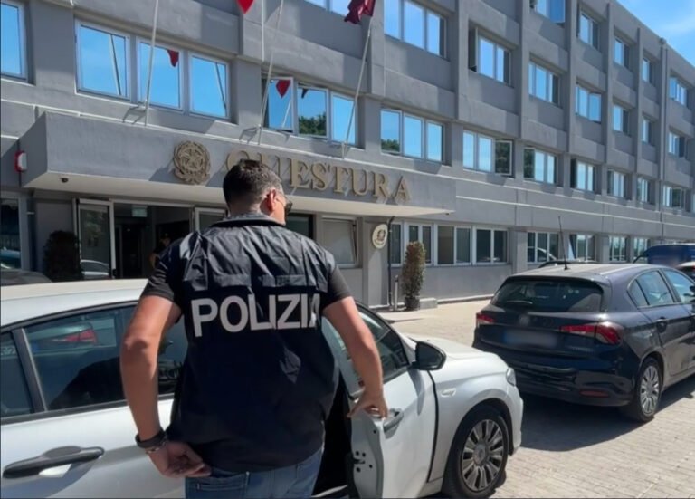 Catania, pusher arrestato dalla Polizia in una via del centro