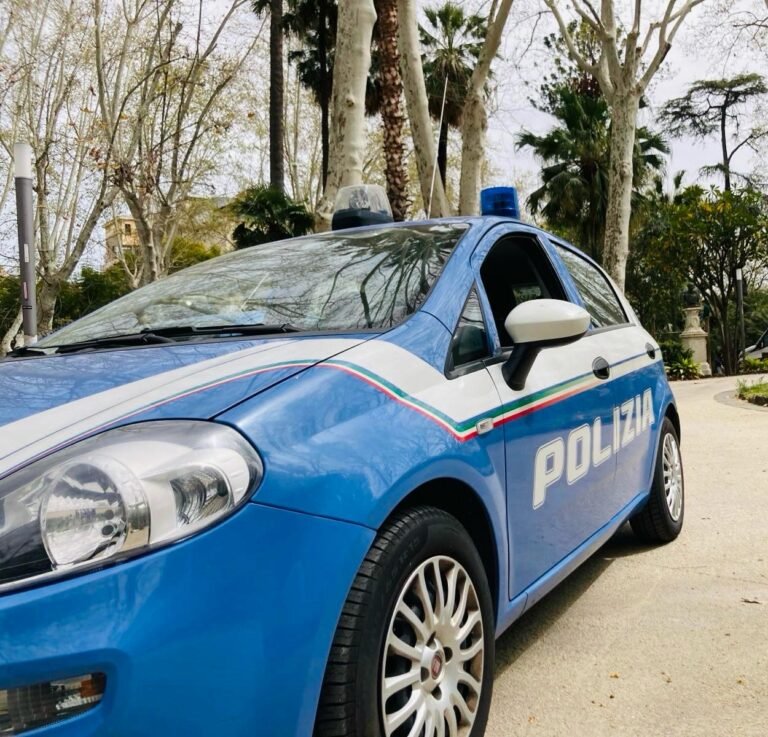 Catania, minacciano passante con un coltello per rubargli il cellulare: arrestati dalla Polizia