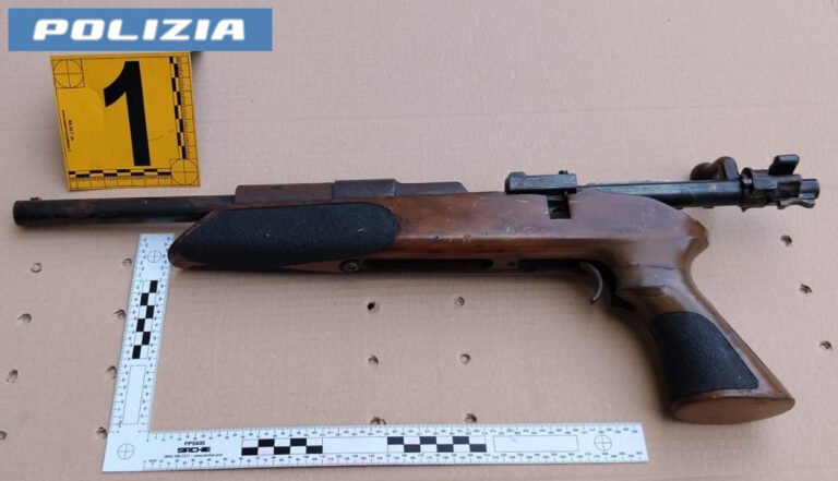 Catania, blitz della Polizia a Librino: sequestrati una carabina e oltre 600 grami di marijuana