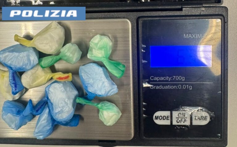 Catania, pusher arrestato dalla Polizia mentre cede una dose di droga; nell’automobile aveva crack e cocaina