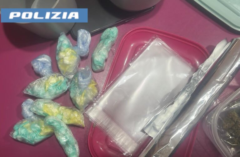 Catania, pusher arrestato dalla Polizia; trovato in possesso di 154 dosi di cocaina e 250 grammi di marijuana