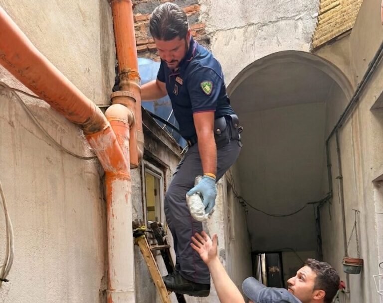Catania, nasconde droga sul tetto: romeno 41enne arrestato dalla Polizia