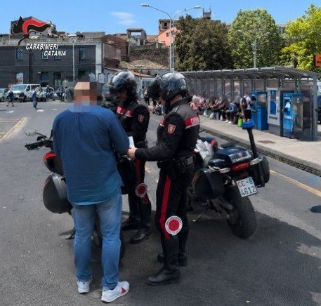 Catania, viola la sorveglianza speciale: denunciato dai Carabinieri un parcheggiatore abusivo recidivo