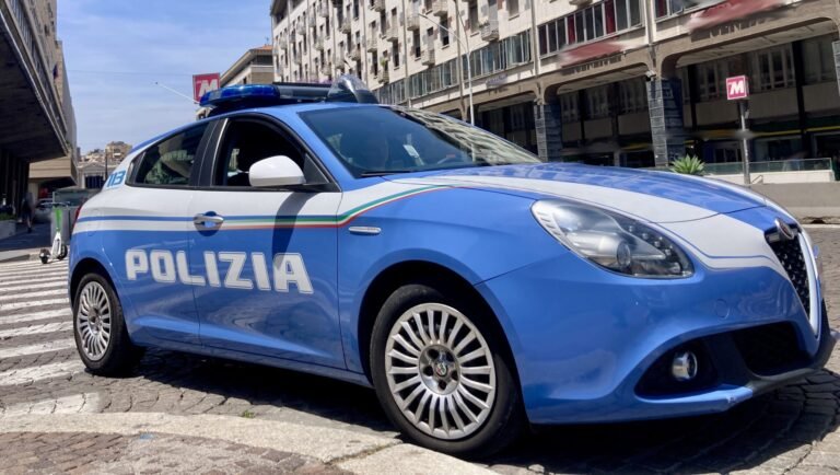 Catania, Polizia arresta 17enne per ipotesi di furto in un supermercato