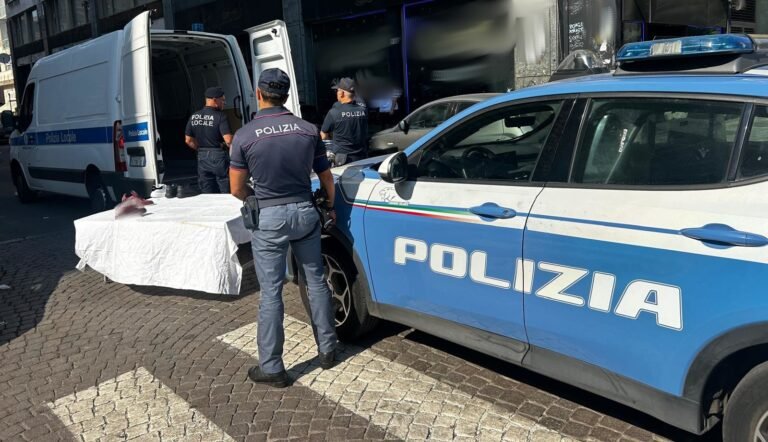 Catania, controlli a tappeto della Polizia nella zona della Fiera: sequestrati vari capi di abbigliamento e accessori