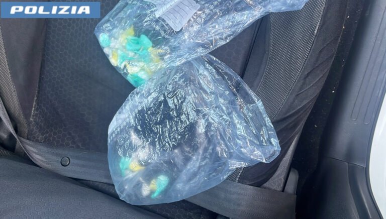 Catania, girava in auto con soldi e cocaina: pusher arrestato dalla Polizia