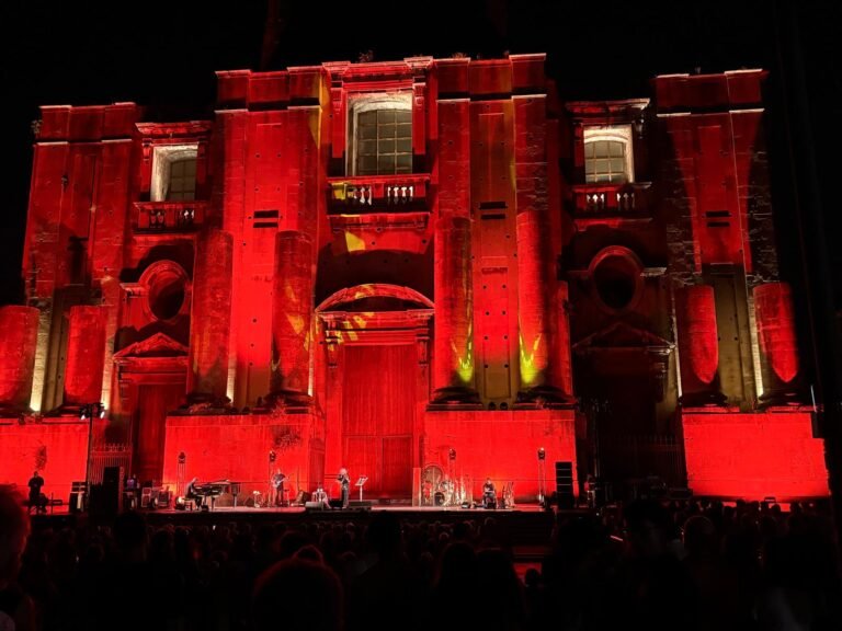 Catania, Angelo Branduardi incanta con “Il Cantico”, viaggio musicale e spirituale nel cuore di piazza Dante