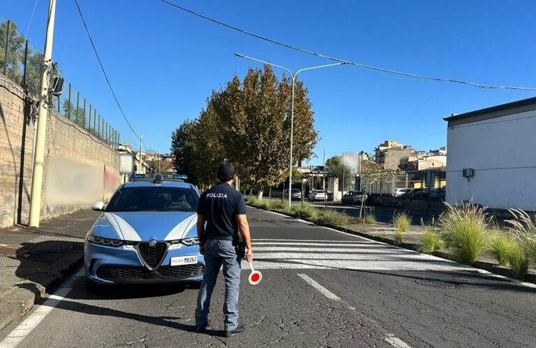 Catania, arrestato dalla Polizia che lo sorprende con il “crack” negli slip