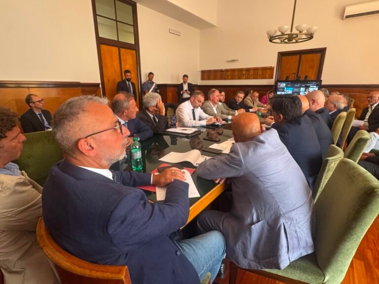 Pfizer Catania, riunione al Mimit rinviata. Sindacati allarmati scrivono al Mimit e chiedono la sospensione della procedura