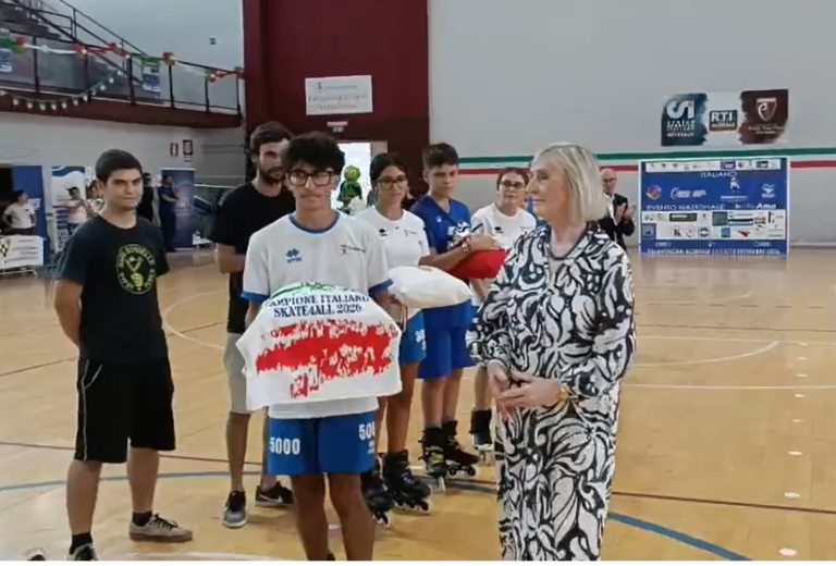 Acireale saluta il Campionato Italiano Skate4All dopo due intense giornate di gare, spettacolo e condivisione. Assegnati 28 titoli italiani nelle quattro discipline protagoniste della manifestazione: pattinaggio artistico, corsa, inline freestyle e skateboarding