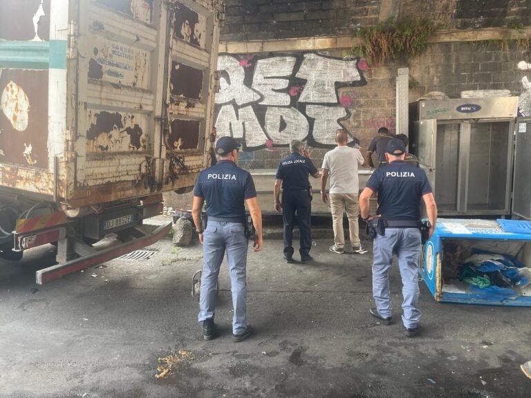 Catania, la Polizia interviene nella zona della “pescheria” per eliminare degrado di vario genere