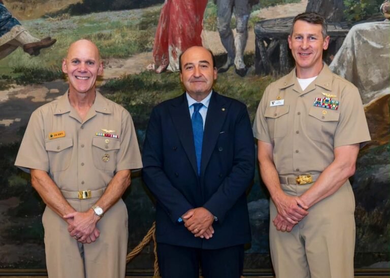 Catania, il contrammiraglio John Hewitt, comandante della Regione navale Europa e Africa centrale, in visita dal prefetto