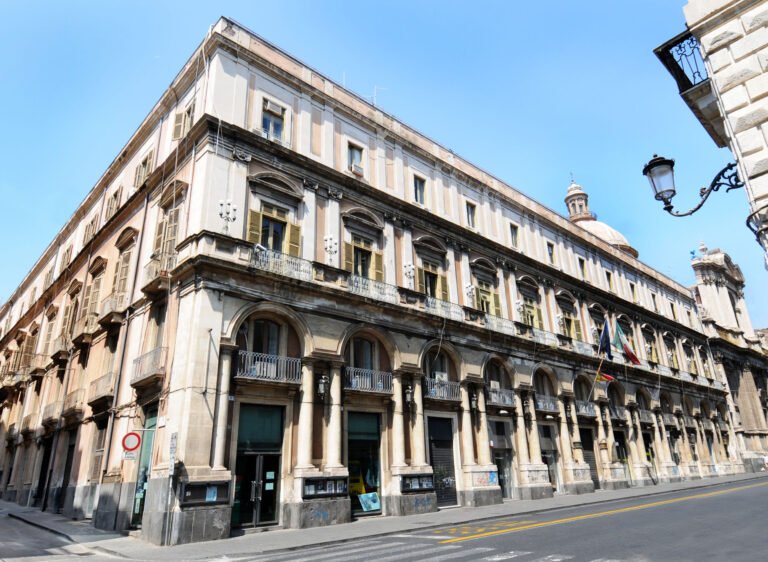 Catania, Prefettura coordina trasporto sanitario urgente per un giovane
