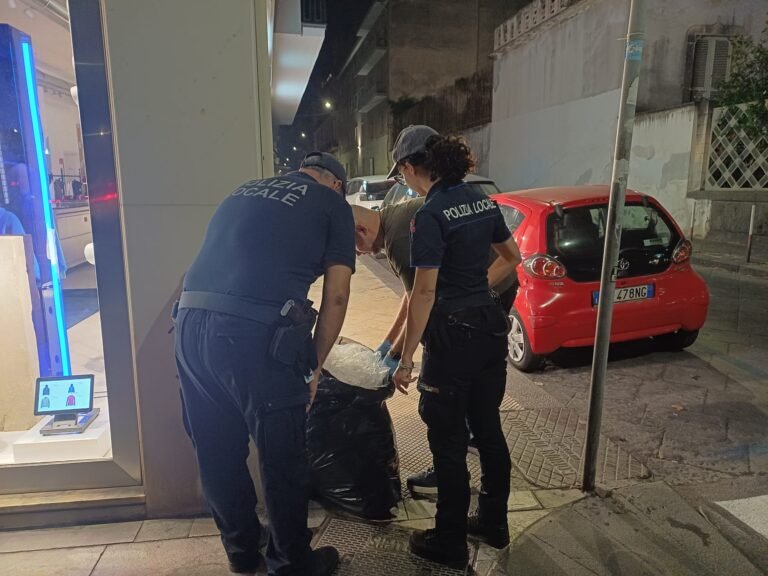 Catania, maxi-operazione della “task force” ambientale: 110 verbali in appena una sera