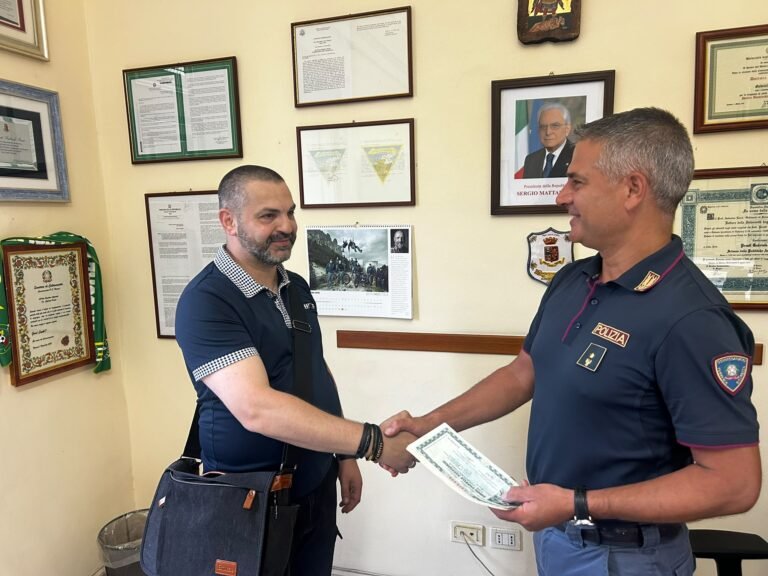 Catania, trova buoni fruttiferi postali per 20mila euro e li consegna alla Polizia